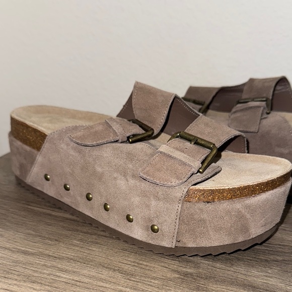Cushionaire Women's Suede Platform Sandals - Picture 3 of 8